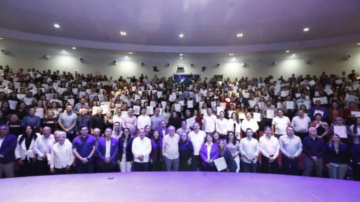 Entrega Rocha Moya constancias y apoyos a docentes que concluyeron programa Práctica Educativa 2025