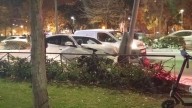Un coche choca contra un semáforo frente al Vallsur en Valladolid