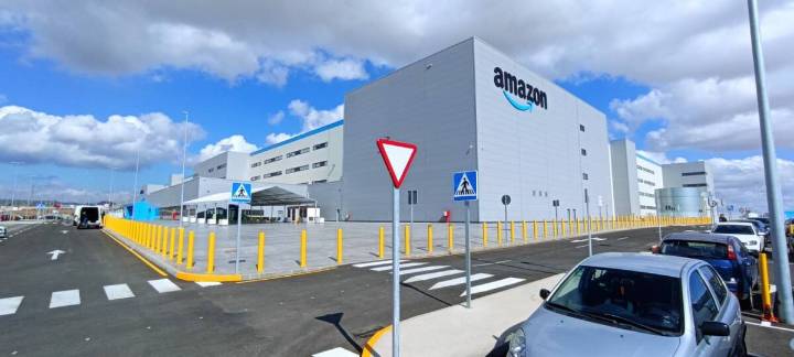 Empresas | CGT mantiene la convocatoria de huelga en la planta de Amazon en Murcia a partir de este miércoles
