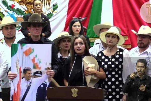 Arropa Movimiento del Sombrero a Quiroz como Alcaldesa