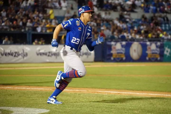 Jadher Areinamo jonronea, recupera el liderato de la temporada y supera a Ronald Acuña Jr.