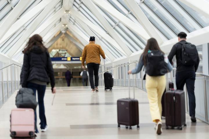 Daily flight cancellations top 2,000 for first time since start of shutdown air traffic cuts