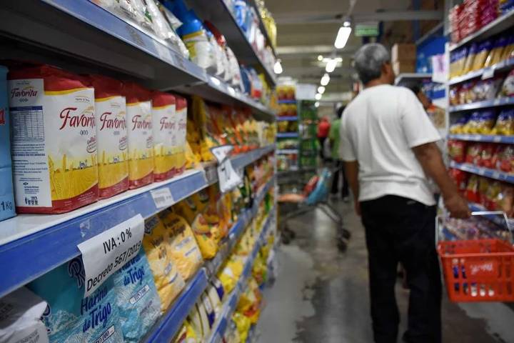 Canasta básica: una familia tipo necesitó 1.213.798,81 pesos en octubre para no ser pobre