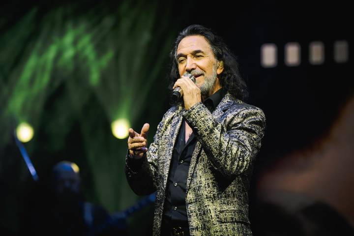 Marco Antonio Solís desplegó su carisma, su oficio y su extenso repertorio de hits en Buenos Aires