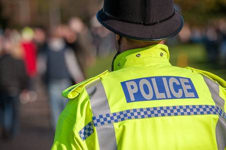 Atentado en tren en Inglaterra deja varios heridos, según informes policiales.