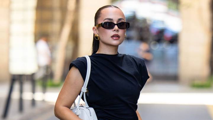 Los jeans anchos se combinan con estas blusas elegantes de Zara que son tendencia en otoño/invierno 2025