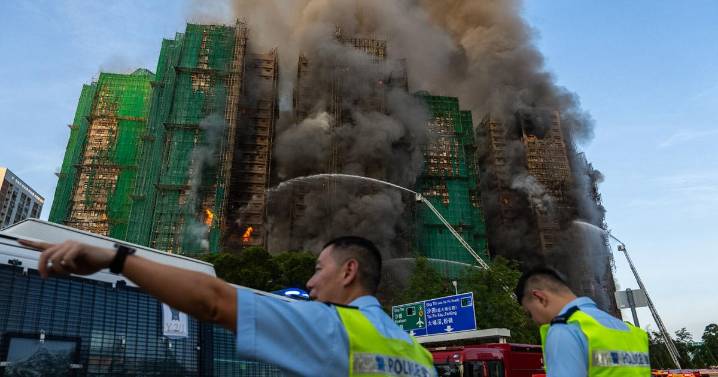 Al menos 13 muertos en incendio en complejo de rascacielos residenciales en Hong Kong