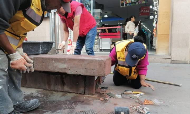 Unidad de Gestión del Centro Histórico repara mobiliario urbano
