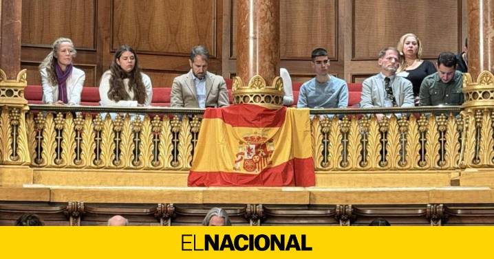 Vox cuelga una bandera española en el salón de plenos del Ayuntamiento de Barcelona y se niega a retirarla