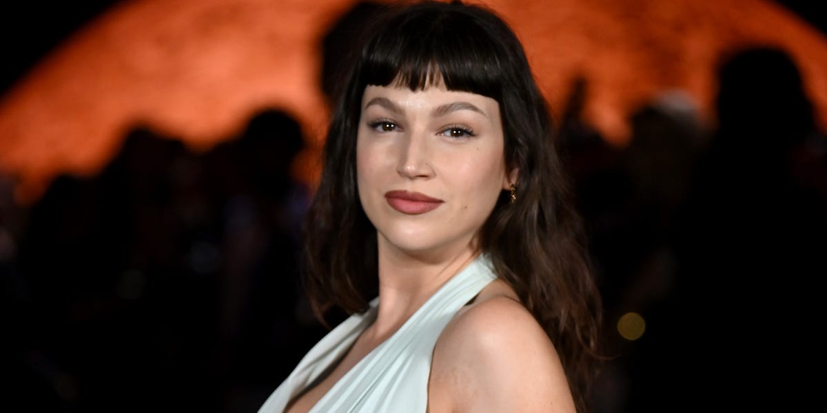 Úrsula Corberó presume de embarazo, con un top blanco y una minifalda, durante una visita a sus suegros en Buenos Aires