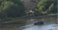 Cayó al río Curi Leuvú y quedó varado en Chos Malal: intentan retirar el vehículo