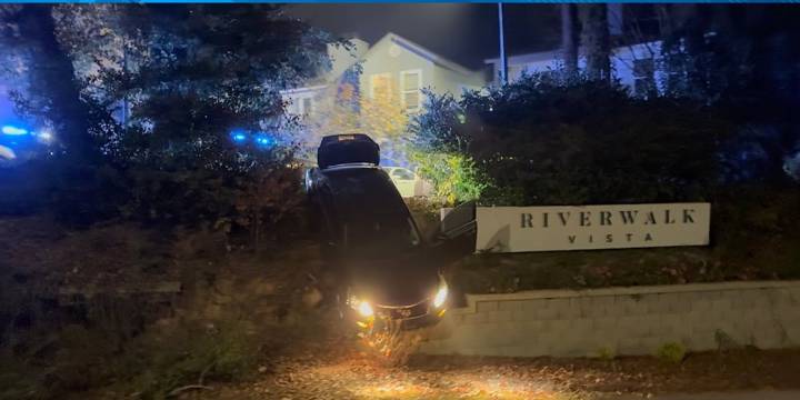 Chase leads to crash near Richland County apartment complex