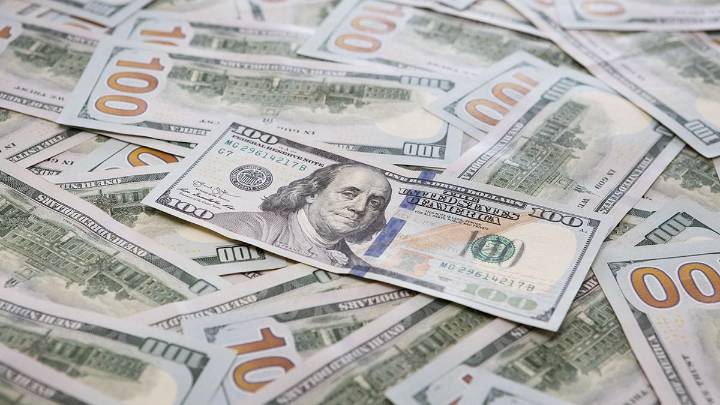 El dólar oficial cerró la semana con un aumento de $10 y el mayorista no registró cambios