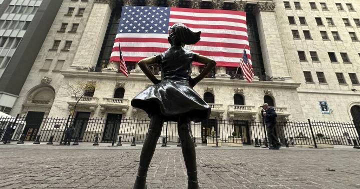 Amazon carries Wall Street to the finish of another winning week and month