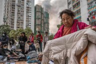 Hong Kong llora a sus muertos: una ciudad en shock mientras los bomberos continúan buscando supervivientes del incendio