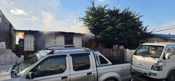Incendio afectó mueblería y vivienda en el sector de Víctor Menchaca con Capitán Guillermos