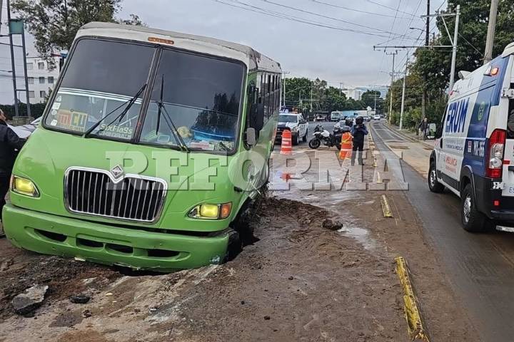 Se abre nuevo socavón y cae camión de transporte público