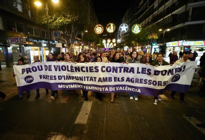 Una marcha multitudinaria pide en València el fin de todas las formas de violencia contra las mujeres