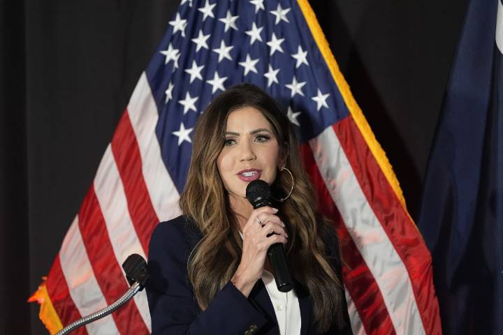 Noem entrega cheques de bonificación por $10,000 a trabajadores de TSA