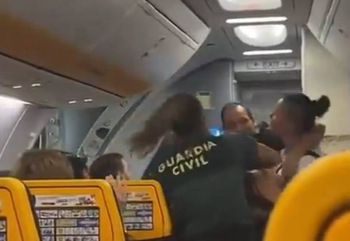 Impactante confrontación en las alturas: dos policías heridos durante el intento de arresto de una luchadora de MMA en pleno vuelo