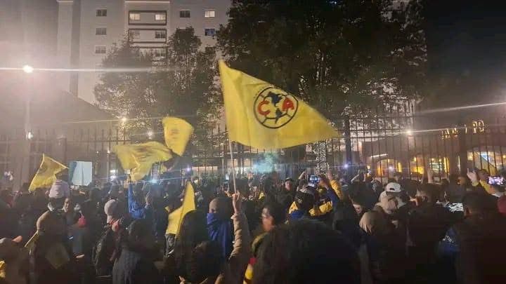 Aficionados del América y Toluca se enfrentan en Paseo Tollocan