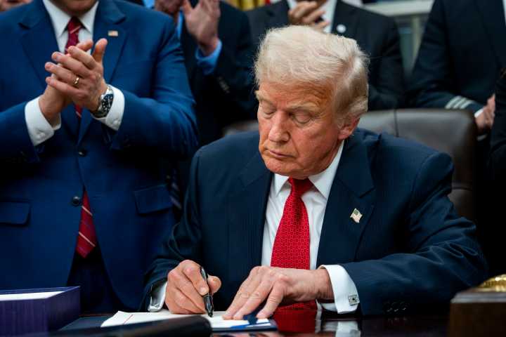Trump firma ley que pone fin al cierre de Gobierno más largo de la historia de EU