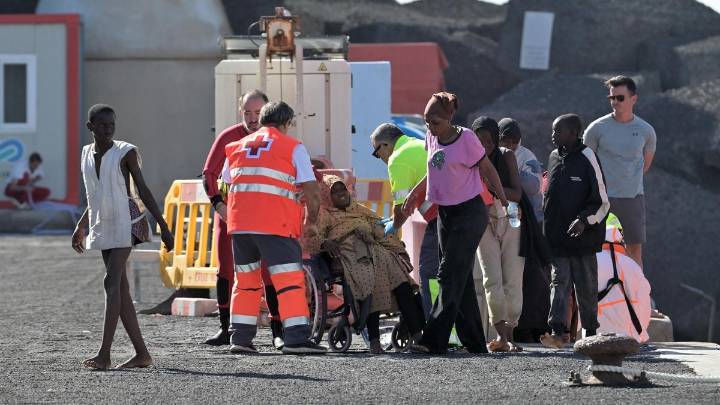 El Estado incumple su promesa y aloja a niñas en el Canarias 50