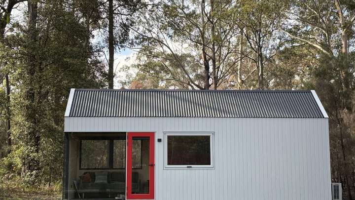 Diminuta pero con encanto, así es la pequeña casa prefabricada que te va a enamorar