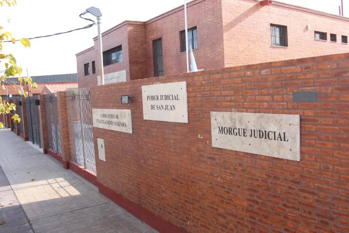 Investigan las causas de la muerte de un hombre que se desplomó en la vía pública en Albardón