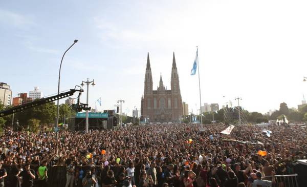 Una multitud en Plaza Moreno: La Plata festeja sus 143 años con varios shows musicales