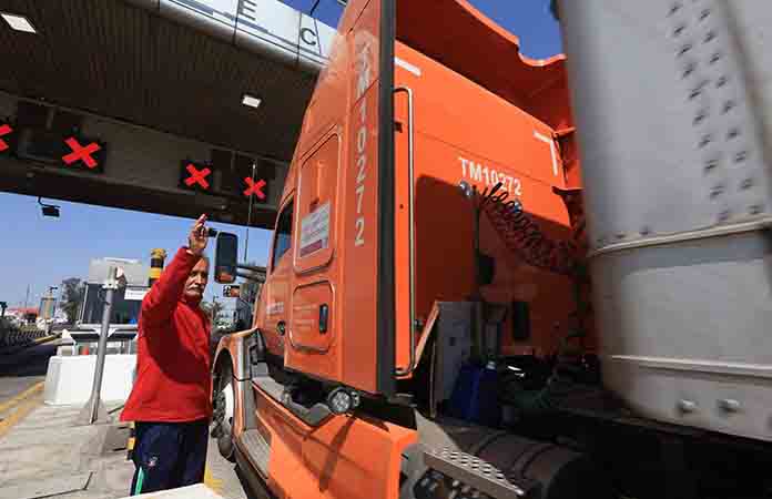 Transportistas bloquean la México