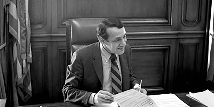 El asesinato del primer funcionario abiertamente gay de EEUU: un mensaje en una cinta y una puerta abierta para salir del closet