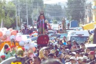 Sol, cerveza y fe: marchan creyentes de la Santa Muerte en Pachuca