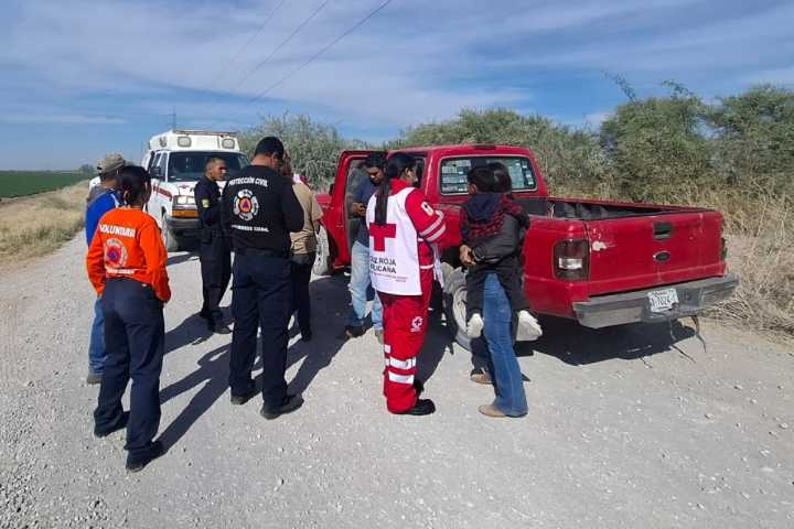 Tsuru rojo cae a canal de riego; conductora y sus dos menores hijos resultaron lesionados