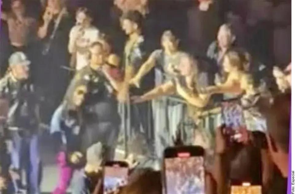 Arranca fan rastas a Lenny Kravitz en concierto