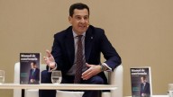 Juanma Moreno: "Tengo tres hijos, he plantado cientos de árboles y he escrito un libro"