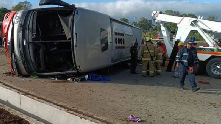 Reportan que tres personas fallecieron tras volcarse un bus en plena vía Panamericana