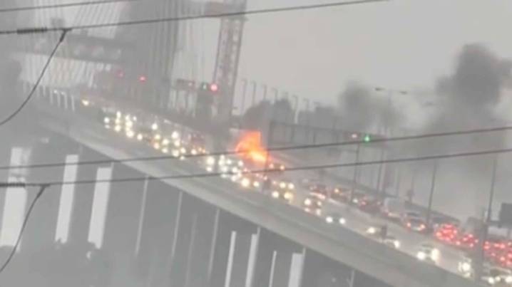 Incendio de un vehículo en el puente del Centenario en una jornada de aviso amarillo por lluvias