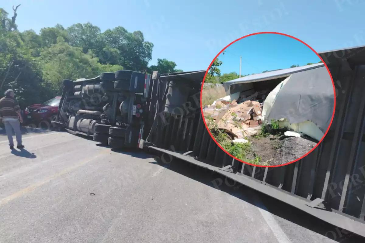 Tráiler cargado con pollo de Bachoco vuelca en la carretera federal Sabancuy