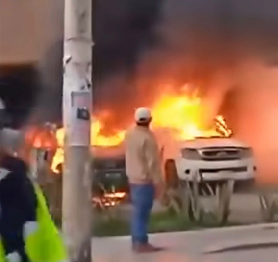 DEPINCRI investiga quema de dos patrulleros en San Jacinto