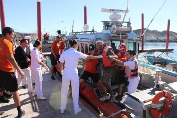 Rescatan a tres pescadores desaparecidos en mar de BC