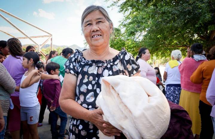 Rocha Moya garantiza proteger del invierno a las familias de la zona serrana de Choix