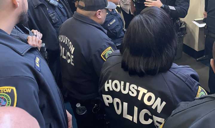 Houston lanza campaña para atraer policías de Nueva York tras elección de Mamdani