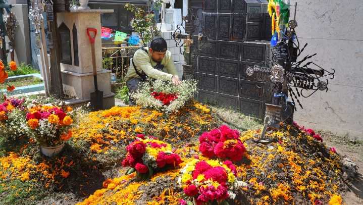 Entre música, flores y melancolía, poblanos visitan a sus seres queridos en el panteón La Pied...