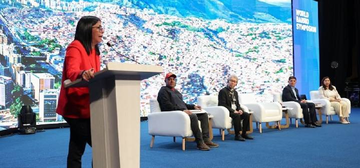 Vicepresidenta Delcy Rodríguez lideró la instalación del Simposio Mundial de los Barrios
