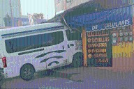 ¡Se metió hasta la cocina! Urvan termina incrustada en local del mercado de Huejutla