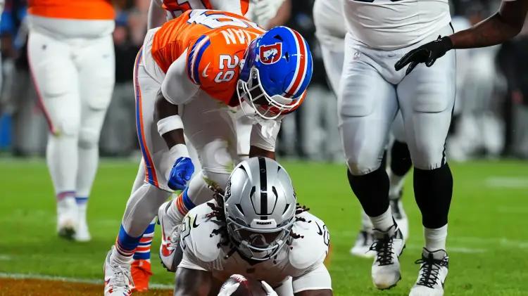 Broncos vencen a Raiders 10-7 gracias a defensa dominante