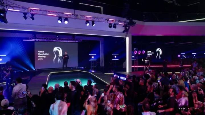 Elon Musk baila con robots tras recibir un paquete salarial de US$ 1 billón para Tesla