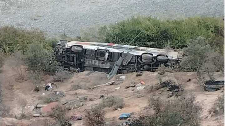 Autobús cae a un abismo y deja al menos 37 muertos en Arequipa, Perú