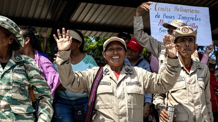 Maduro llama a los venezolanos a resistir y Corina Machado, a «bajar las armas»